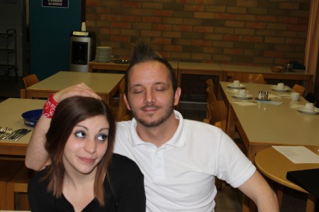 Christophe qui essaye je ne sais quoi sur la tête de Sofia